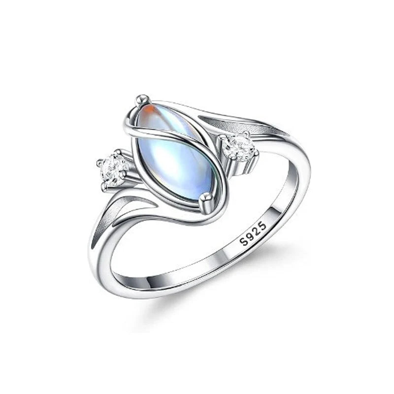 💍💎 Geometric-shaped ladies' ring, set with an oval green moonstone and cubic zirconia—modern and stylish, comfortable for everyday wear ✨
