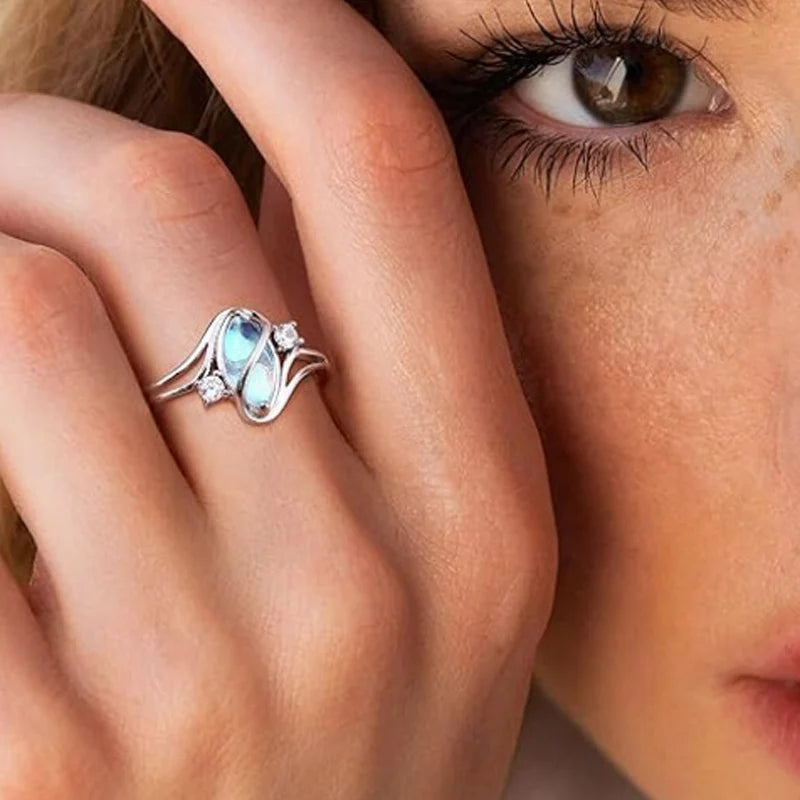 💍💎 Geometric-shaped ladies' ring, set with an oval green moonstone and cubic zirconia—modern and stylish, comfortable for everyday wear ✨