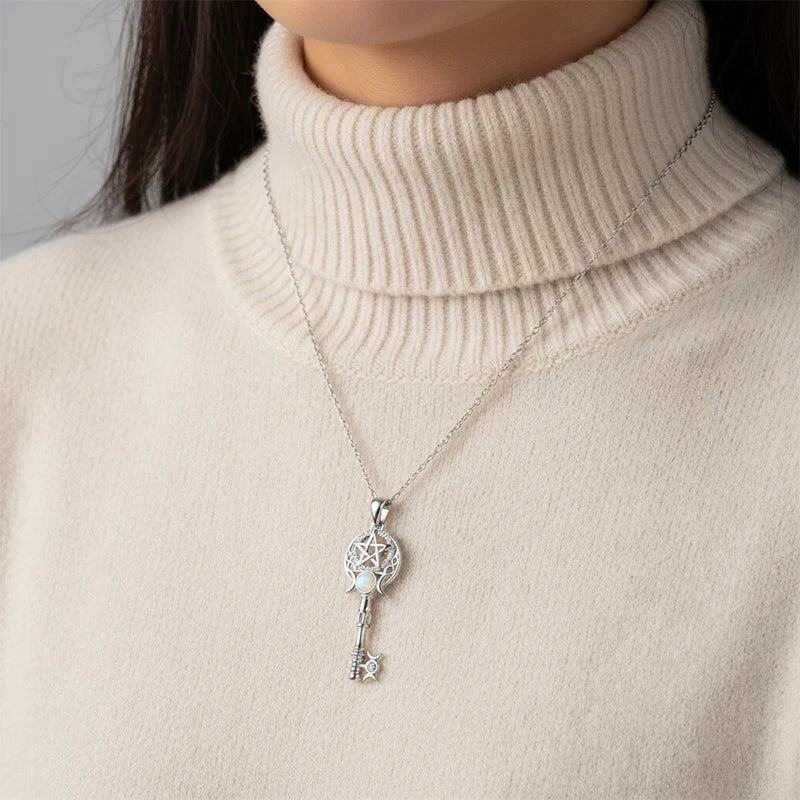 🔮 Shining Key Necklace – Delicate shine, elegant and lightweight – A perfect gift choice for special moments ✨