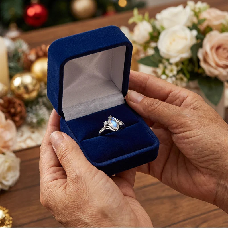 💍💎 Geometric-shaped ladies' ring, set with an oval green moonstone and cubic zirconia—modern and stylish, comfortable for everyday wear ✨