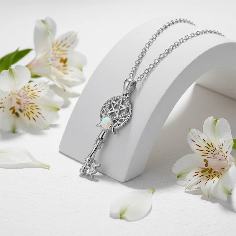 🔮 Shining Key Necklace – Delicate shine, elegant and lightweight – A perfect gift choice for special moments ✨