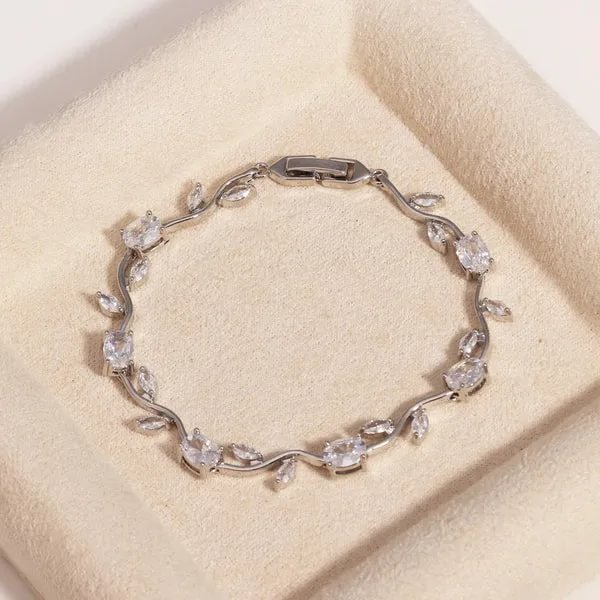 🎁 Exquisite Rose Bracelet